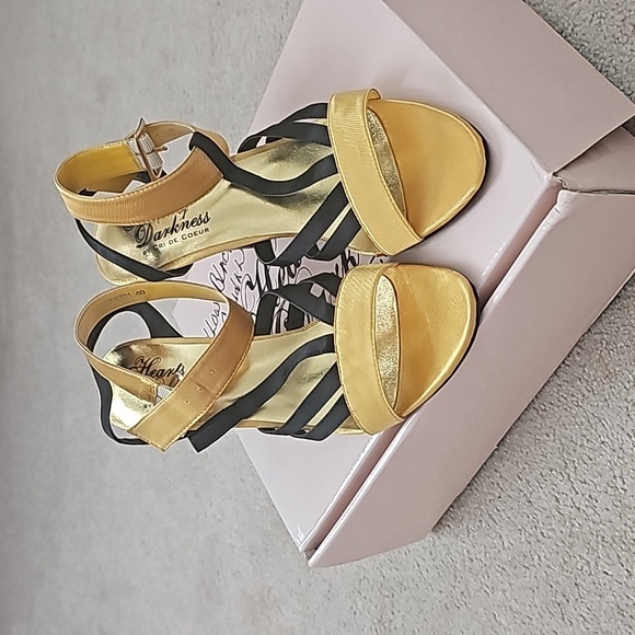 BRAND NEW, NEVER WORN, YELLOW/BLACK FABRIC SANDALS - Picture 1 of 5